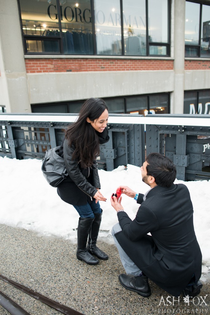 man proposes on New York City Highline